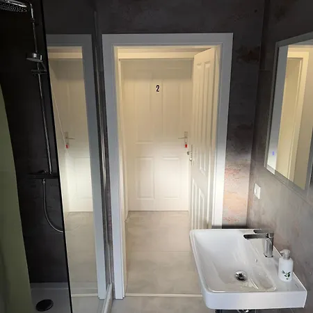 Wg-zimmer-monteurzimmer-ferienwohnung Bis 10 Personen *